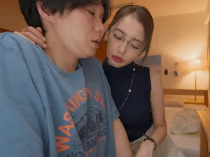 Cậu học sinh làm thêm ở cửa hàng tiện lợi lén lút với Người vợ ông chủ
