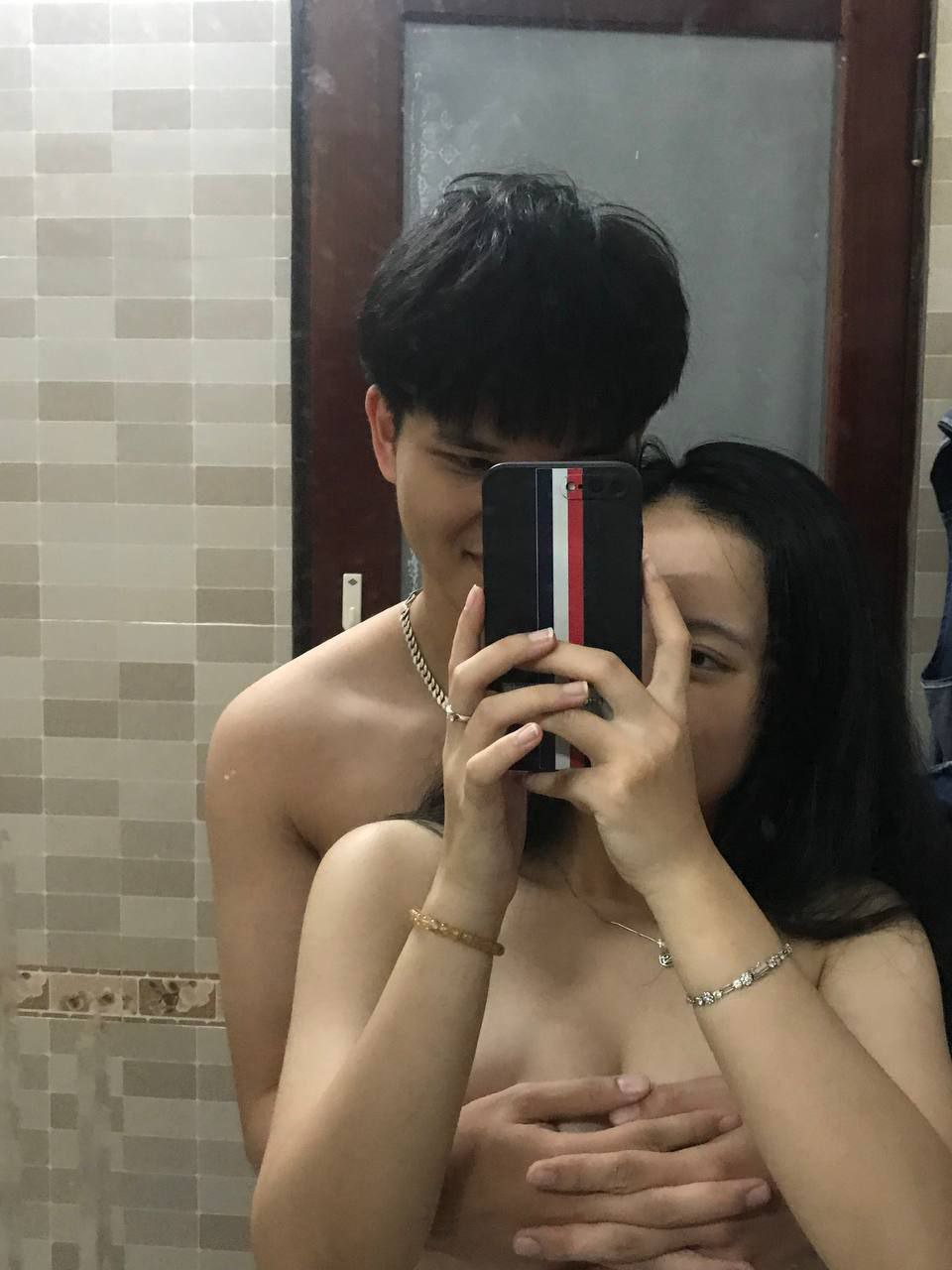 Cậu nhân viên ngây thơ bị nữ chủ tịch trẻ ép làm tình